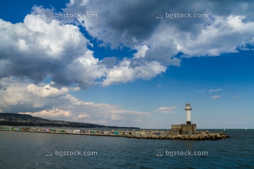 Фара на вълнолома във Варна
