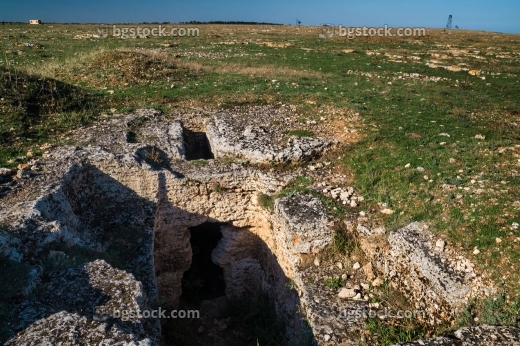 Скални гробници в Камен бряг